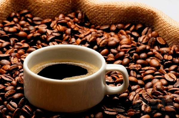 Tránh những thực phẩm không ngờ để lại vết bẩn cho răng như rượu vang đỏ, cà phê, trà, coca cola và các đồ uống tăng lực để giữ sức khỏe nướu răng. Ngoài ra một số loại hoa quả như mâm xôi, việt quất, quả lựu, nước sốt cà chua, nước sốt đậu nành hay bất cứ thực phẩm nào có chứa chất màu nhân tạo cũng sẽ nhuộm bẩn răng bạn. Bởi đơn giản, nếu nó nhuộm ố màu áo sơ mi của bạn cũng có nghĩa là nó nhuộm răng bạn tương tự.