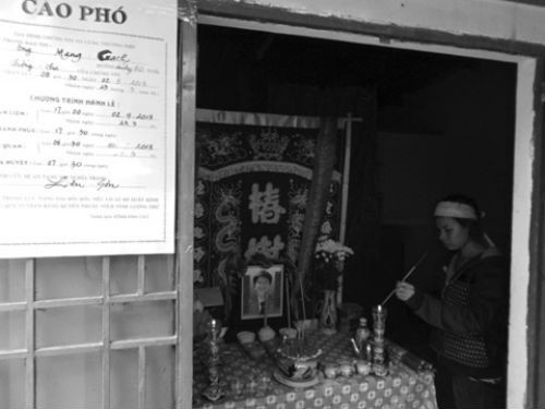 Nạn nhân được xác định là Mang Cạch (51 tuổi), Mang Phớ (53 tuổi), Mang Hơn (54 tuổi), Mang Hoa (46 tuổi), Mang Xoai (57 tuổi), Mang Hiệu Bơi (61 tuổi), Bay Ngọc Dũng (37 tuổi), Katơ Dáng (25 tuổi), Mang Xanh Bái (47 tuổi) và hai nạn nhân đang được cấp cứu gồm: Nguyễn Văn Ngà (SN 1966), Trần Ngọc Đen (SN 1988).
