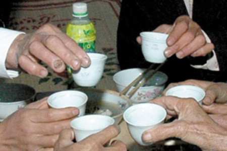 Xôn xao nhất là 10 trường hợp tử vong do uống rượu tại Đồng Tháp cách đây 5 năm, bắt đầu từ tiệc rượu chiều 15/6/2009. Lúc đó, ông Ngô Thanh Long làm bốc vác tiếp người cháu thợ hồ Lê Văn Được ghé nhà chơi. Sẵn có vợ bán rượu, người chú mang ra đãi hết 1 lít. Về đến nhà, anh Được lơ mơ đến sáng thì tay chân co quắp, mắt trợn ngược, từ giã cuộc đời. Lúc này ông Long cũng có triệu chứng tương tự, gia đình đưa đi cấp cứu nhưng một ngày sau tắt thở.