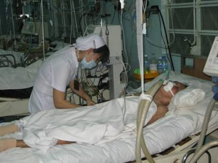 Theo những người chứng kiến, 2 ông này cùng là cán bộ Ban quản lý chợ Đầm Dơi, được cho là thi thố tửu lượng cao thấp tại nhà Trưởng ban là ông Dương Minh Thới vào trưa 29/10. Ông Dũng uống 30 ly rượu, ông Hòa uống 20 ly thì "đầu hàng" rồi nằm ngủ tại mâm. Chiều cùng ngày ông Dũng thiệt mạng. Ông Hòa "ngất ngư" được cấp cứu kịp thời.