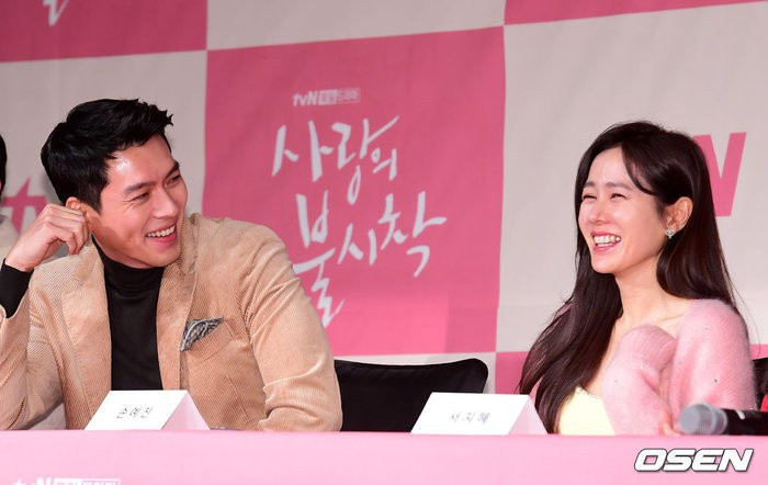Sau nhiều lần Son Ye Jin và Hyun Bin phủ nhận tin hẹn hò, khán giả hy vọng, cặp đôi Hạ cánh nơi anh sẽ có kết thúc đẹp như nhân vật trong phim và câu nói của Đại uý Ri Jung Hyuk sẽ trở thành sự thật: "Không phải ngẫu nhiên mà là định mệnh".