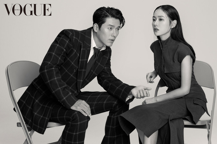 Tài tử Hồi ức Alhambra cũng khẳng định Son Ye Jin là sao nữ anh có nhiều cảm tình nhất khi đóng cặp, một phần vì cả hai cùng tuổi, cùng thế hệ nên dễ đồng cảm. "Tôi như đắm chìm trong vẻ đẹp và khả năng nhập vai của Son Ye Jin. Qua hai phim đóng chung, tôi thấy cô ấy là diễn viên chăm chỉ, làm việc hiệu quả bất kể thời gian, địa điểm", Hyun Bin chia sẻ.