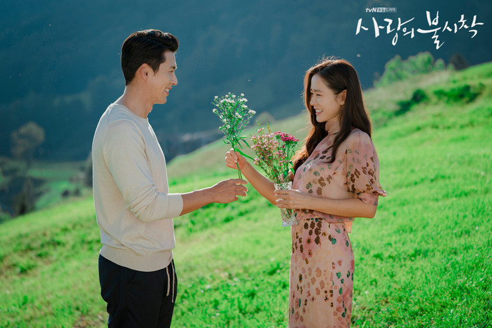 Trong khi đó, Hyun Bin không chỉ điển trai mà còn có lối cư xử lịch thiệp. Với sự nghiệp thành công, gia sản giàu có, Hyun Bin là người tình mơ ước của hàng triệu thiếu nữ. Anh sống kín đáo, dù hẹn hò cũng ít khi xuất hiện bên cạnh người yêu để bảo vệ cuộc sống riêng tư. Tuy nhiên, khán giả Hàn Quốc cũng nhận định anh là người đào hoa khi liên tục có tin đồn hẹn hò với các bạn diễn nữ. Thậm chí, anh còn bị gọi là "phiên bản nam của Song Hye Kyo".