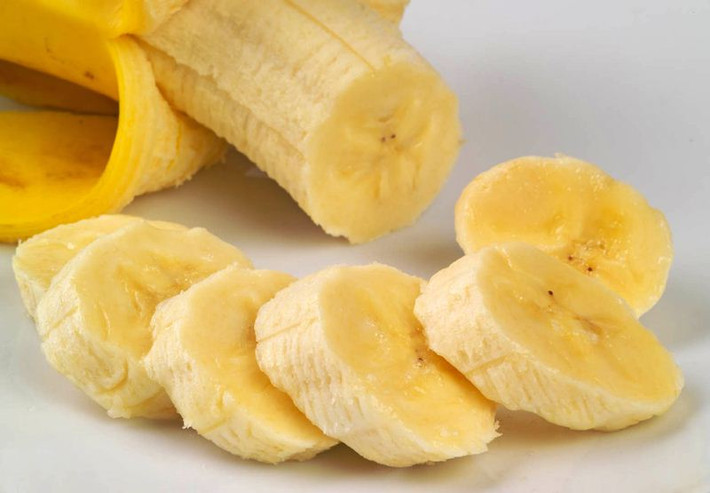 Chuối. Trộn 1 quả chuối chín với 1 hộp sữa chua, sau đó đắm lên mặt khoảng 15 phút và rửa mặt với nước lạnh.