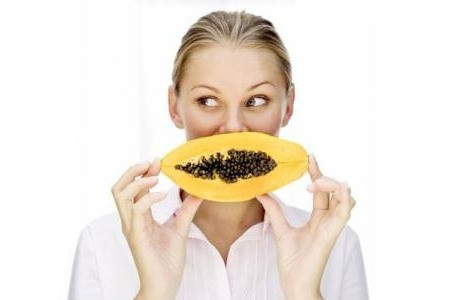Đu đủ. Đu đủ có tác dụng loại bỏ tế bào chết mang lại sự tươi trẻ cho làn da. Lấy 1 trái đu đủ xay nhuyễn trộn cùng 1 muỗng cà phê mật ông và chút nước cốt chanh. Đắp hỗn hợp này lên da để trong 20 phút, sau đó rửa sạch.