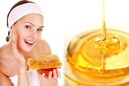 Mật ong. Có chứa rất nhiều các vitamin, khoáng chất, kháng sinh tự nhiên. Mật ong tự nhiên có khả năng hút nước, ngăn ngừa hiện tượng da khử nước giúp giữ ẩm, nuôi dưỡng làn da sâu ở bên trong, làm da mềm mại và mịn màng hơn, đem lại vẻ tươi sáng cho làn da bị xỉn và ngăn da bị đổi màu. Đồng thời, mật ong còn có khả năng loại trừ nếp nhăn, vết chân chim và chống viêm da.