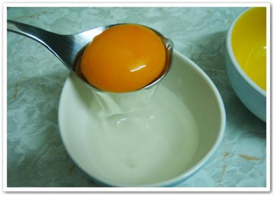 Lòng trắng trứng. Sử dụng một lòng trắng trứng gà, thoa lên toàn bộ da mặt trong 15 phút và rửa lại với nước ấm. Cách này cũng có thể sử dụng với người da nhờn và nhạy cảm. Mặt nạ nên sử dụng 3 lần mỗi tuần giúp da sáng và trị nám da.