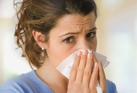 Một số bệnh nhân có biểu hiện viêm long đường hô hấp trên như sổ mũi, hắt hơi, đau họng…