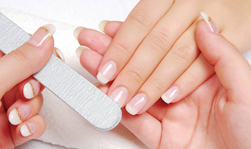 Làm móng. Cho dù bạn có thường xuyên sơn móng tay hay không thì cũng nên làm móng mỗi tuần. Cắt và giũa móng tay đều đặn để tránh móng sứt mẻ, gãy do quá dài. Nếu bạn thường xuyên sơn móng, hãy ngâm tay vào nước cốt chanh để tẩy đi những vết ố vàng.