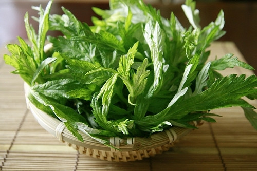Với những ai có thể “chiều” được vị đắng của ngải cứu thì có thể đun thành nước và chắt uống. Nếu không có thời gian bạn có thể sao khô lá ngải cứu và để dành pha uống như trà. Nhưng cũng không nên uống quá nhiều, chỉ nên uống một lượng nhỏ mỗi ngày.