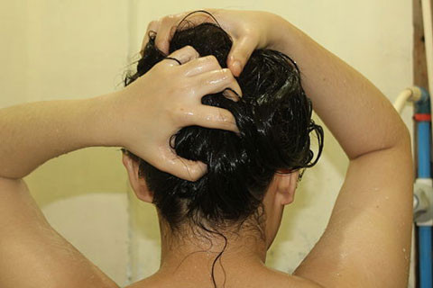 Dùng dầu gội, dầu xả cho tóc uốn: Dầu gội đầu thông thường chỉ có nhiệm vụ tẩy rửa làm sạch da đầu. Nếu bạn tốn hàng triệu đồng để uốn xoăn và nhuộm màu tóc nhưng lại dễ dãi khi chăm sóc tóc xoăn với dầu gội hay dầu xả thì thật là một sai lầm lớn. Tóc sẽ bung ra, rối bời, mất nếp. Nếu cầu kỳ thêm một chút hãy sử dụng dầu gội giữ hoặc nâng tông màu nếu bạn không muốn bị tẩy màu tóc nhuộm sau mỗi lần gội.