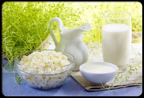 Các sản phẩm hàng ngày như sữa, sữa chua pho mát là những thực phẩm quan trọng cung cấp protein cho tóc, giúp tóc bạn luôn khỏe mạnh. Các sản phẩm ít chất béo này rất tốt cho tóc mà bạn lại cũng không phải lo lắng về vòng eo của bạn.