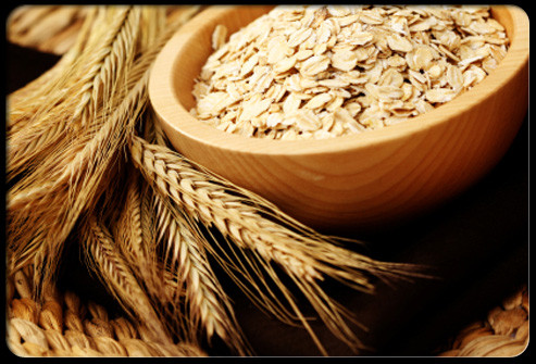 Các loại thực phẩm từ ngũ cốc: Các loại thực phẩm này có chứa kẽm, Vitamin B và sắt. Kẽm điều chỉnh nội tiết có thể có ảnh hưởng trực tiếp đến sự phát triển và độ dày của tóc. Thực phẩm từ ngũ cốc rất phong phú, bạn tha hồ chọn lựa, từ bánh mì đến mì ống, đến bánh quy giòn, chắc chắn không thể không chọn được một vài loại thực phẩm ngũ cốc ưa thích để giúp mái tóc bạn luôn khỏe mạnh phải không?