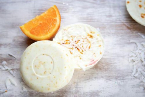 Xà bông. Cuộc sống của chúng ta đang bị bao vây bởi các loại xà bông, sữa tắm, nước hoa. Chúng ta nghĩ nó cần thiết cho da nhưng thực tế không phải vậy. Da cần một lớp vỏ axit để làm hàng rào bảo vệ tự nhiên, khi rửa bằng xà phòng có tính kiềm có thể loại mất lớp bảo vệ này, dẫn đến nếp nhăn. Các chuyên gia khuyên, hãy tìm loại xà phòng có độ pH trung tính.