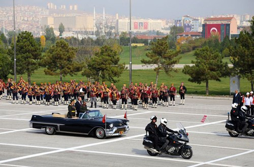 Tổng thống Thổ Nhĩ Kỳ Recep Tayyip Erdogan và Tổng tham mưu trưởng quân đội, Tướng Necdet Ozel, duyệt đội quân danh dự mở màn cuộc duyệt binh kỷ niệm 91 năm ngày độc lập.