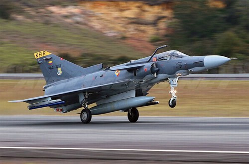 Kfir trang bị 2 pháo 30mm do Rafael (Israel) chế tạo, có thể mang khoảng 6 tấn vũ khí gồm tên lửa không đối không AIM-9 (Mỹ) hoặc họ Python (Israel), tên lửa không đối đất Maverick, bom có/không điều khiển.