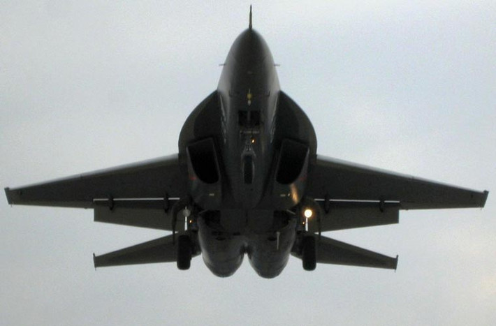 Máy bay huấn luyện L-15 nhìn khá giống mẫu Yak-130 của Nga.