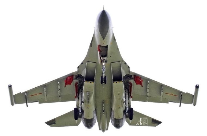 Tiêm kích đánh chặn hặng nặng Su-30MKK nhập khẩu từ Nga. Máy bay có tổng cộng 12 giá treo với 2 ở khe giữa ống hút không khí động cơ, 2 trên ống hút khí; 6 trên 2 cánh và 2 trên đầu mút cánh (đang được treo thiết bị tác chiến điện tử).
