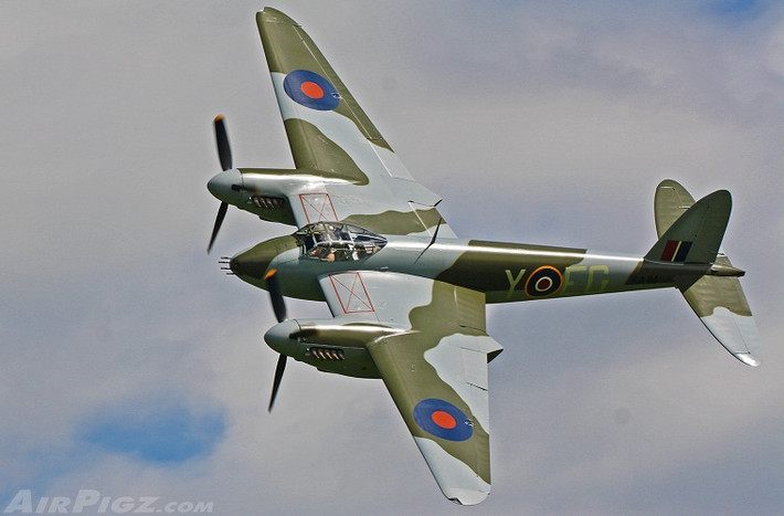 De Havilland DH.98 Mosquito: là một mẫu máy bay chiến đấu đa năng của Không quân Hoàng gia Anh (RAF) sử dụng trong Chiến tranh Thế giới thứ 2. Điểm đặc biệt của mẫu máy bay này là nó cấu trúc gần như hoàn toàn làm bằng gỗ. Mosquito được sử dụng trong nhiều vai trò gồm: máy bay ném bom bay ngày độ cao trung bình, máy bay ném bom bay đêm tầng cao, máy bay tìm đường, máy bay tiêm kích, máy bay tiêm kích-bom, máy bay xâm nhập, cường kích trên biển, và trinh sát.