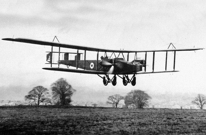 Handley Page O/400: là loại máy bay ném bom hai tầng cánh được Không quân Anh sử dụng trong Chiến tranh Thế giới thứ 1, đây cũng là loại máy bay ném bom lớn nhất của Không quân Hoàng gia Anh và trên thế giới vào thời điểm đó. Ngoài mục đích quân sự, Handley Page O/400 còn được sử dụng như mẫu máy bay vận tải cỡ lớn, và tổng cộng đã có 600 chiếc Handley Page O/400 được chế tạo trong suốt chiến tranh.