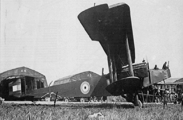 Việc đưa vào sử dụng những mẫu máy ném bom cỡ lớn như Handley Page O/400 đã giúp đặt nền tảng đầu tiên cho việc sử dụng máy bay ném bom như một loại vũ khí có vai trò chiến lược trong Chiến tranh Thế giới thứ 2 và Chiến tranh Lạnh sau này.