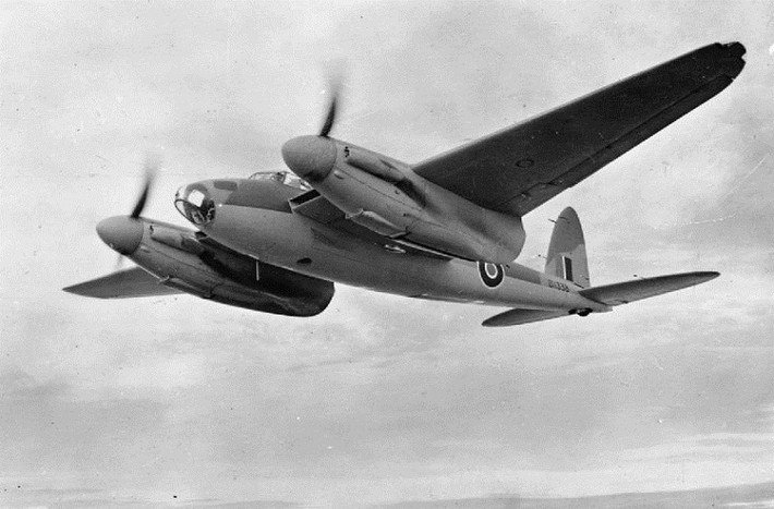 DH.98 Mosquito được trang bị hai động cơ cánh quạt Rolls-Royce Merlin 76/77 có công suất 1.710 mã lực cho mỗi chiếc với trọng lượng cất cánh tối đa là 11 tấn. Hệ thống vũ khí chính của Mosquito gồm 4 pháo Hispano Mk II 20mm và 4 súng máy Browning 7,7mm được bố trí ở mũi máy bay, bên cạnh đó nó còn có thể mang theo 1,8 tấn bom các loại. Mosquito có tốc độ bay tối đa là 668km/h với trần bay 11.000m và có tầm hoạt động hiệu quả là 2.400km.