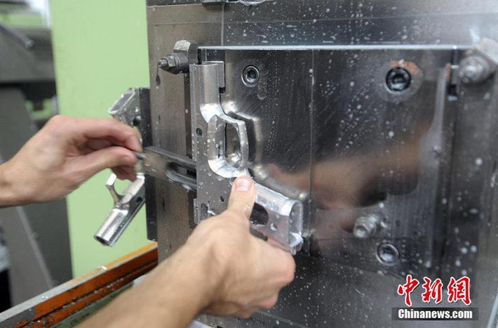 Công đoạn gia công đánh bóng phần thân của một mẫu súng lục có thể là loại CZ-99.