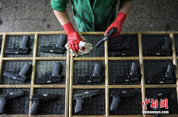 Nhà máy Zastava Arms sản xuất hơn 58 mẫu vũ khí bộ binh khác nhau. Trong đó có những sản phẩm nổi tiếng thế giới như súng lục CZ-99, súng trường tiến công M70, M21, súng bắn tỉa M93.