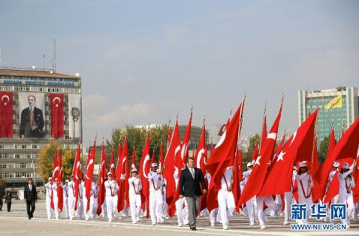 Khối đội hình mang cờ tổ quốc của Thổ Nhĩ Kỳ trên quảng trường trung tâm văn hóa gia đình tại thủ đô Ankara.