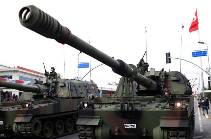 Ngày 29/10, tại quảng trường trung tâm văn hóa gia đình thủ đô Ankara, Thổ Nhĩ Kỳ đã tổ chức buổi lễ duyệt binh kỷ niệm 91 năm thành lập nước. Trong ảnh là đội hình pháo tự hành T-155 Firtina do Thổ Nhĩ Kỳ tự sản xuất.