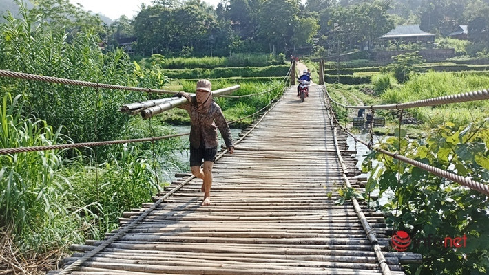Cũng theo ông Phống, cầu treo này được dựng lên từ năm 2000, nhưng đến năm 2017 bị nước lớn cuốn trôi mất cầu nên người dân lại góp tiền làm cây cầu mới sử dụng cho đến ngày nay, mỗi năm người dân phải bỏ ra 15 triệu đồng để sửa chữa cầu.