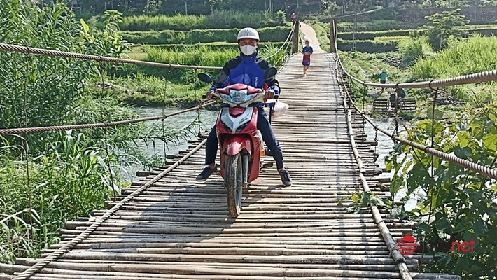 Dù cây cầu nguy hiểm, xuống cấp nhưng đây là con đường duy nhất để người dân đi lại, giao thương với bên ngoài, bởi nơi sinh sống của 48 hộ dân này được bao bọc bởi núi và 2 con suối chảy quanh.