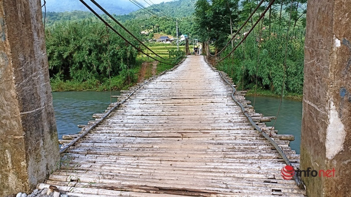 Những cây cầu dân sinh này chủ yếu được người dân dùng tre luồng hoặc ván gỗ để làm mặt cầu và dùng dây cáp bằng sắt làm dây văng, thành cầu như những cầu treo.