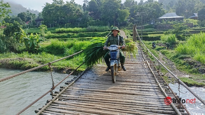 Mỗi khi có người qua lại, cây cầu cũ kỹ “gồng mình chống chịu”, qua mỗi bước chân phát những tiếng động lớn, rung lắc dữ dội.