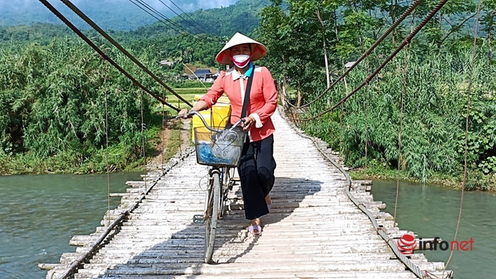 Bà Lò Thị Tỷ (62 tuổi, thôn Chiềng Lau) cho biết “Cầu này có lâu rồi, nguy hiểm lắm. Mỗi khi mùa mưa lũ nước to thì không ai đi qua cầu được, học sinh cũng phải nghỉ học ở nhà và đây cũng là con đường duy nhất cho các hộ dân đi ra bên ngoài”.