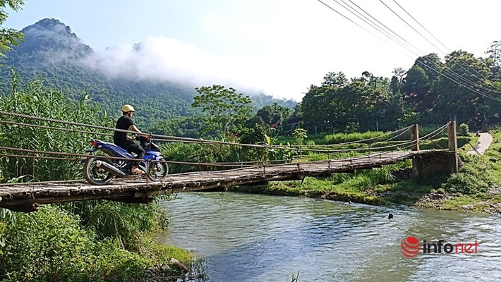 Theo thống kê của UBND huyện Bá Thước (Thanh Hóa), hiện nay trên địa bàn huyện có 19 cây cầu bắc qua các con suối. Trong đó, có 10 cầu đang còn sử dụng tốt và có 9 cầu dân sinh được làm bằng tre luồng, gỗ... xuống cấp, tiềm ẩn nguy cơ mất an toàn giao thông và nguy hiểm mùa mưa bão.