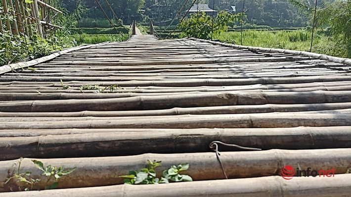 Ông Lò Văn Phống (đội trưởng đội 2, thôn Chiềng Lau) cho biết: ''Cây cầu bắc qua suối Tếch là con đường duy nhất để 48 hộ dân đi lại hàng ngày vì làng chúng tôi được bao bọc phía sau là núi Pà Pó và con suối Tá Lản, suối Tếch. Việc đi lại gặp rất nhiều khó khăn, vất vả, nhất là mùa mưa lũ sắp tới gần. Chúng tôi cũng mong muốn có cây cầu mới để người dân được đi lại thuận tiện hơn''.