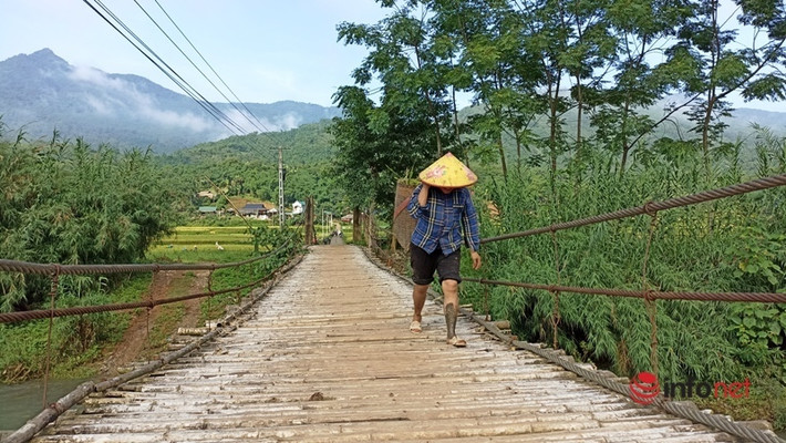 Tại đội 2 thôn Chiềng Lau, xã Ban Công, huyện Bá Thước (Thanh Hóa) có một chiếc cầu được làm bằng luồng dài khoảng 30m bắc qua suối Tếch phục vụ cho 48 hộ dân với hơn 200 người qua lại hàng ngày.