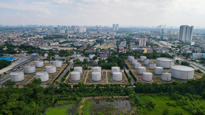 Cơ sở thứ 2 phải di dời tại quận Long Biên là Tổng kho xăng dầu Đức Giang, địa chỉ tại số 26 phố Đức Giang, diện tích hơn 159.000 m2, đang là bể chứa xăng dầu.