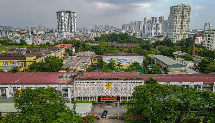 UBND TP Hà Nội vừa có tờ trình gửi HĐND TP về danh mục nhà, đất phải di dời theo quy hoạch trên địa bàn. Đây hầu hết là cơ sở nhà đất do các doanh nghiệp Nhà nước nắm giữ 100% vốn điều lệ, công ty cổ phần và công ty TNHH 2 thành viên trở lên do Nhà nước nắm giữ trên 50% vốn điều lệ.