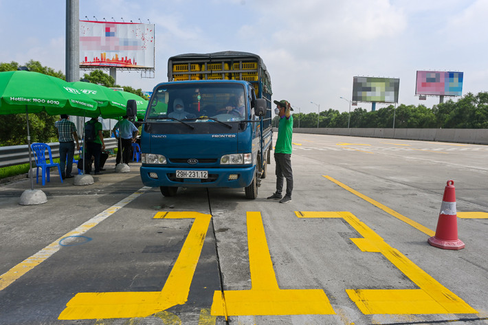 Trong ngày đầu triển khai thu phí không dừng, đơn vị vận hành bố trí 200 nhân viên dán thẻ, phục vụ khách hàng. Ngoài ra, để hỗ trợ khách hàng tối đa, VETC triển khai thêm các điểm dán thẻ lưu động tại các tỉnh lân cận như Hưng Yên, Hải Dương, Hải Phòng, Thái Bình.