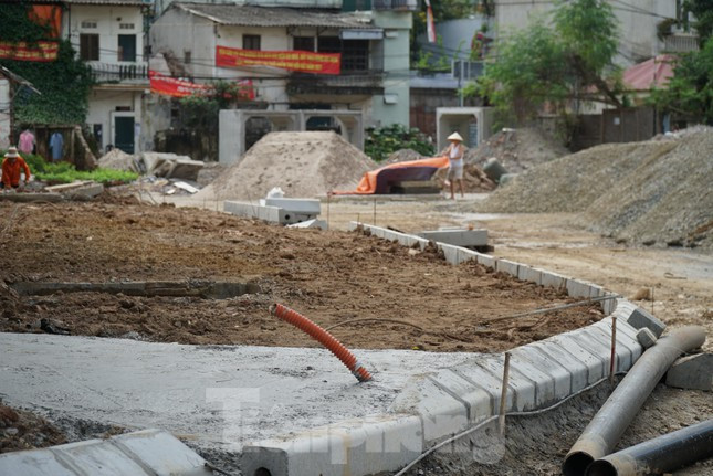 Theo đại diện Ban QLDA đầu tư xây dựng quận Đống Đa (Hà Nội) cho biết, đến thời điểm hiện tại vẫn một số hộ dân chưa GPMB theo tiến độ.