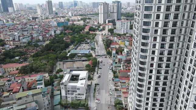 Thời điểm hiện tại, dự án đã hoàn thành được khoảng 70% khối lượng công việc. Các công nhân đang tập trung thi công phần mặt đường và lát đá vỉa hè, dự kiến trong tháng 6 sẽ hoàn thành.