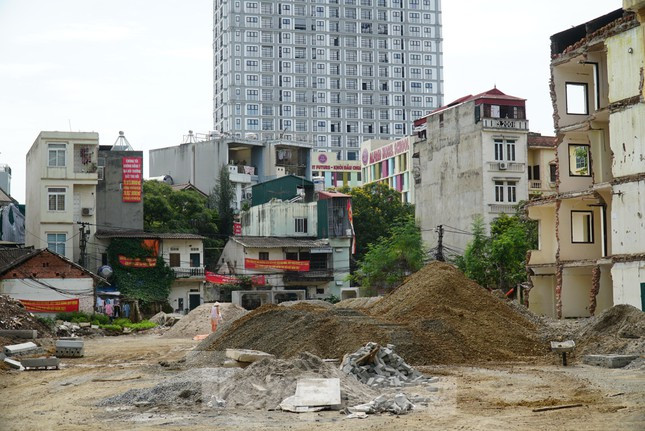 Cũng theo đại diện Ban QLDA đầu tư xây dựng quận Đống Đa (Hà Nội) cho biết: "Trong tháng 6 và tháng 7 tới đây, các đơn vị chức năng sẽ kiên quyết tiến hành cưỡng chế các hộ dân này để kịp bàn giao mặt bằng cho nhà thầu thi công".