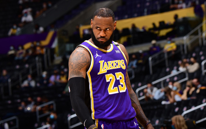 Trước đó, vào đầu tháng 6, Forbes cũng đưa LeBron James vào danh sách những VĐV có khối tài sản cán mốc 1 tỷ USD. James chỉ kiếm được hơn 385 triệu USD tiền lương trước thuế trong 19 năm chơi tại NBA. Anh tích lũy phần lớn tài sản của mình thông qua việc kinh doanh.