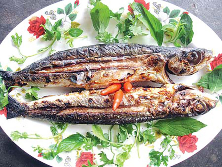 Ghé biển Rạng, đặc sản nổi tiếng nhất là cá chuồn nướng. Ở đây cá chuồn cồ nướng không bán theo ký, đĩa mà chỉ bán con. Mỗi con cá chuồn đã nướng tùy thời điểm, tùy lớn bé, có giá trên dưới 50.000 đồng/con.