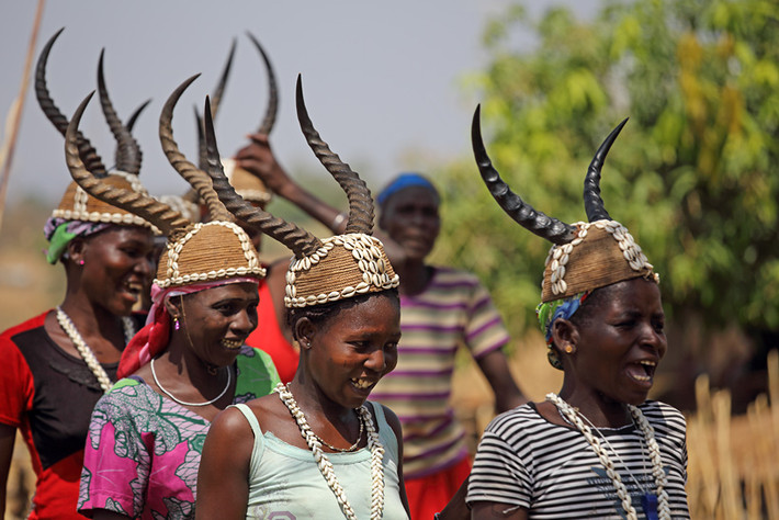 Dân tộc Satat, Togo. Các cô gái của bộ tộc Satat, Togo phải chịu nỗi đau vô cùng khủng khiếp trong nghi lễ trưởng thành: rạch một đường sâu vào da bụng. Điều này được cho là để đánh dấu thời điểm các cô gái đã bước vào cửa ải khó khăn nhất đời người.