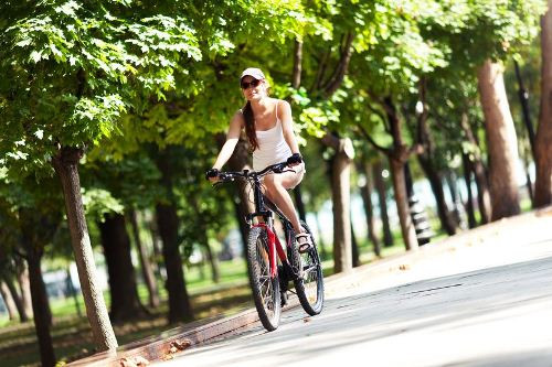 Đi xe đạp. Có rất nhiều phương pháp tập thể dục giảm cân mang lại hiệu quả cao, trong đó, xe đạp được coi là một dụng cụ tốt cho những ai muốn cải thiện vóc dáng. Chính những chuyển động tròn của vòng xe sẽ giúp bạn bổ sung năng lượng cần thiết và loại bỏ số cân nặng thừa theo mong muốn.