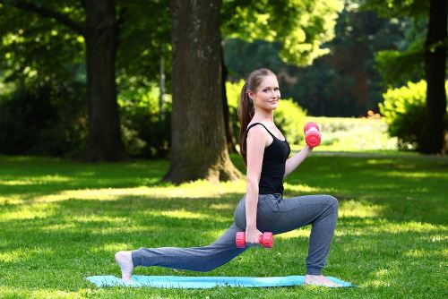 Bài tập chùng chân. Bạn có thể thực hiện một loạt các kiểu khác nhau của bài tập chùng như chùng chéo chân, chùng 1 chân, chùng ngược lại, chùng cơ bản, chùng ngồi xổm và chùng bước. Bài tập chùng vô cùng tuyệt vời để làm săn chắc phần đùi bên ngoài và bên trong, những bộ phận phía sau cơ thể và cơ bắp của bạn. Chúng cũng giúp bạn cải thiện sự cân đối cho toàn bộ cơ thể.