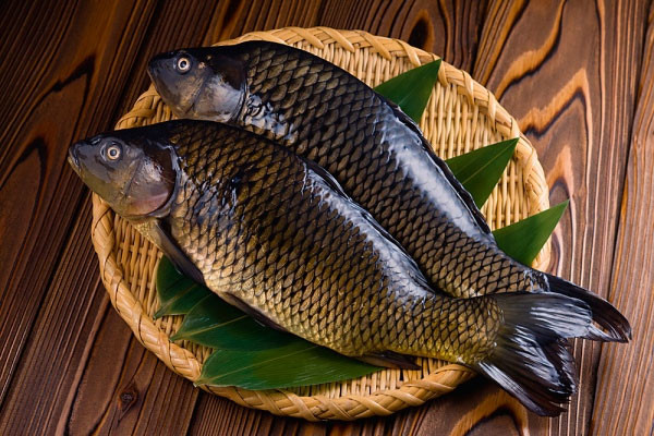 Món canh mạch nha, cá diếc. Nguyên liệu: Cá diếc sống 1 con, mạch nha 20g, nấu chín, nêm đủ gia vị, ăn cá uống nước canh. Cần ăn 5-7 ngày.